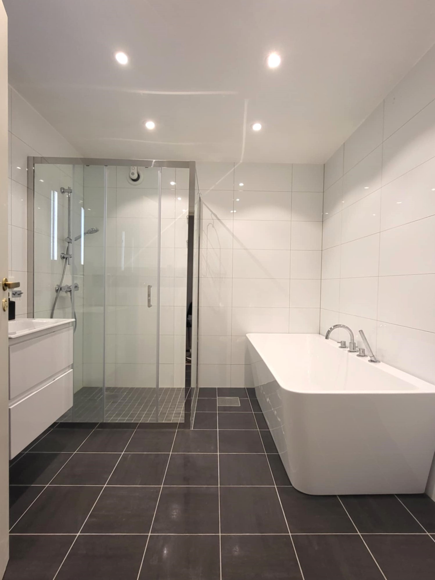 Lekkert og moderne bad med både dusj og badekar